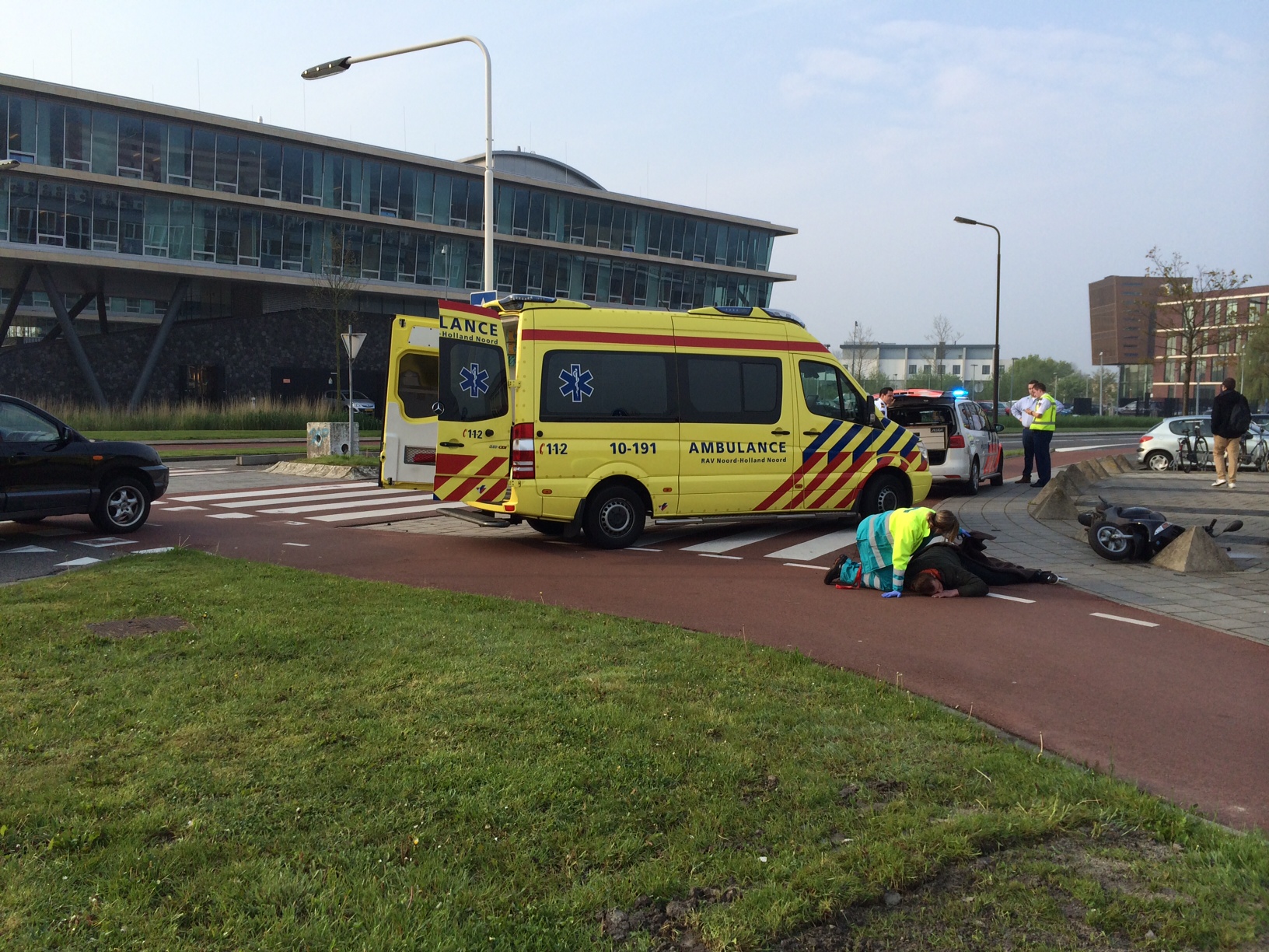 Scootterrijder gewond bij aanrijding met taxi (FOTO's)